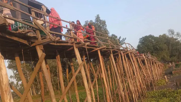 ঝুঁকিপূর্ণ কাঠের সেতুতে ১০ গ্রামের মানুষের চলাচল, টেকসই ব্রিজ নির্মাণের দাবি