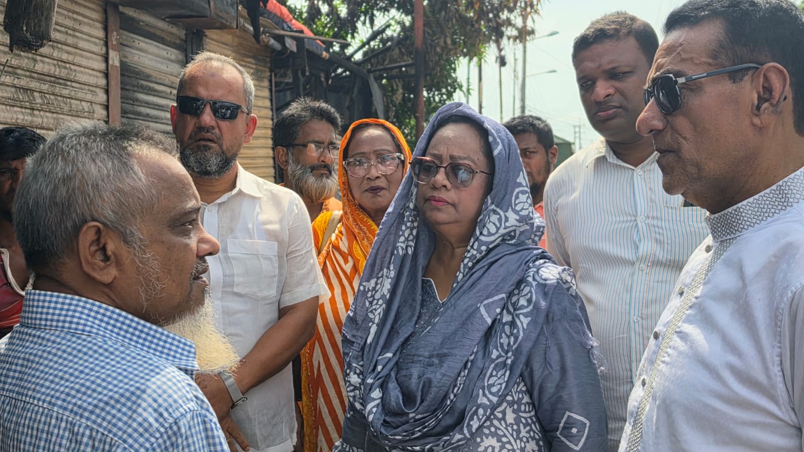 বরিশালে অগ্নিকাণ্ডে ক্ষতিগ্রস্ত এলাকা পরিদর্শন করলেন বিসিসি প্রশাসক
