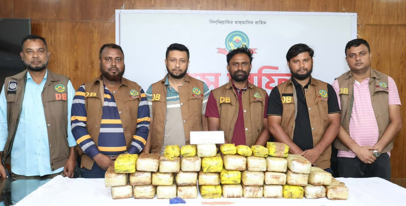 ট্রাকের পাটাতনের নিচে গোপন চেম্বার, মিলল ৩ লাখ ২০ হাজার ইয়াবা