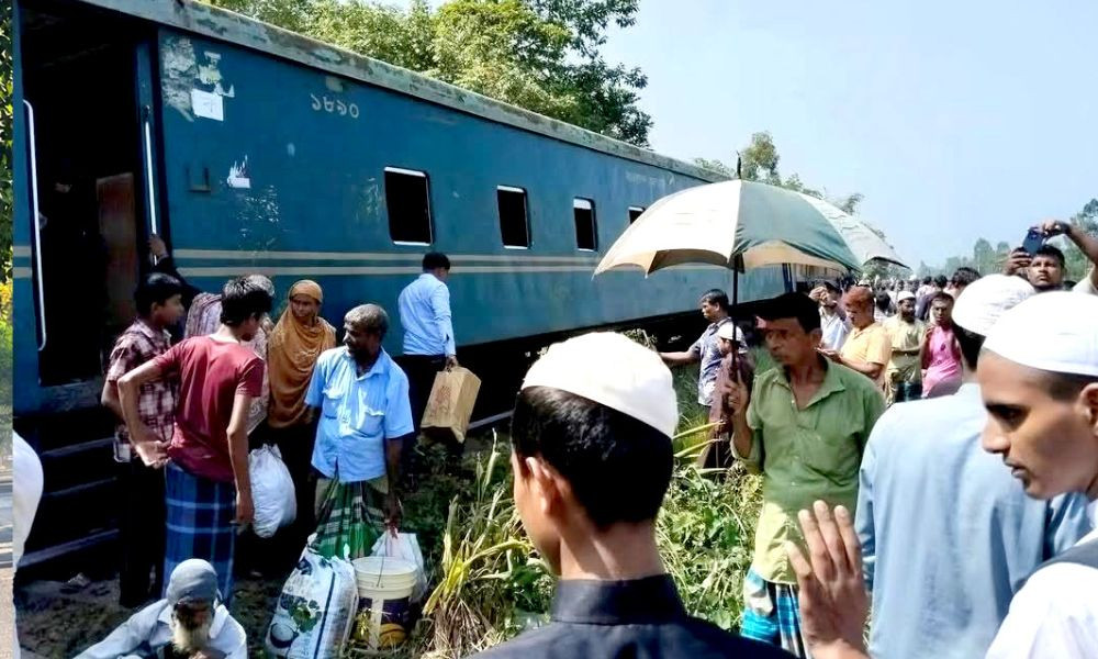 কর্ণফুলী ট্রেনের বগি লাইনচ্যুত, ঢাকা অভিমুখী আপলাইনে রেল চলাচল বন্ধ