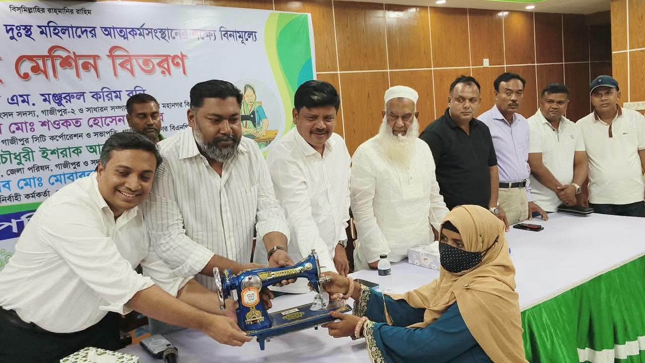 গাজীপুর জেলা পরিষদের উদ্যোগে ৭৩ দুস্থ নারীর মধ্যে সেলাই মেশিন বিতরণ