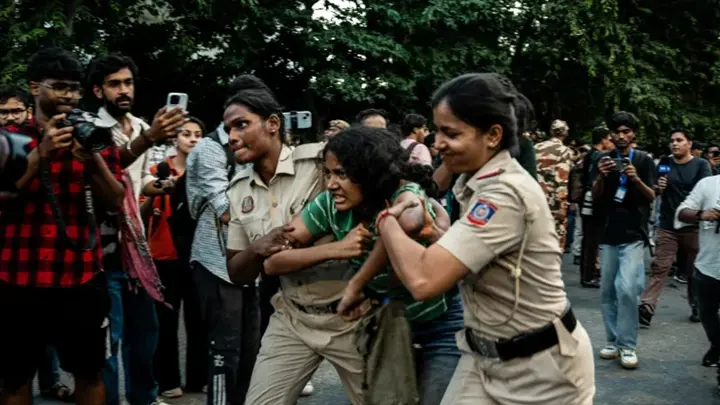 ভারতে আটক বিক্ষোভকারীদের বাড়ি ফেরাতে এআইয়ের সহায়তা নিচ্ছেন স্বেচ্ছাসেবকেরা