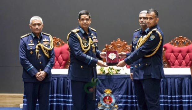 যশোরে বিমান বাহিনীর কৃতি কর্মকর্তাদের মাঝে ওসমানী স্বর্ণপদক প্রদান