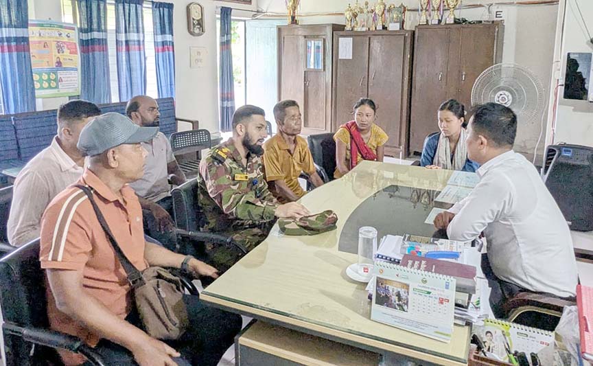 স্কুলছাত্রী মিনা চাকমার পাশে মহালছড়ি সেনা জোন