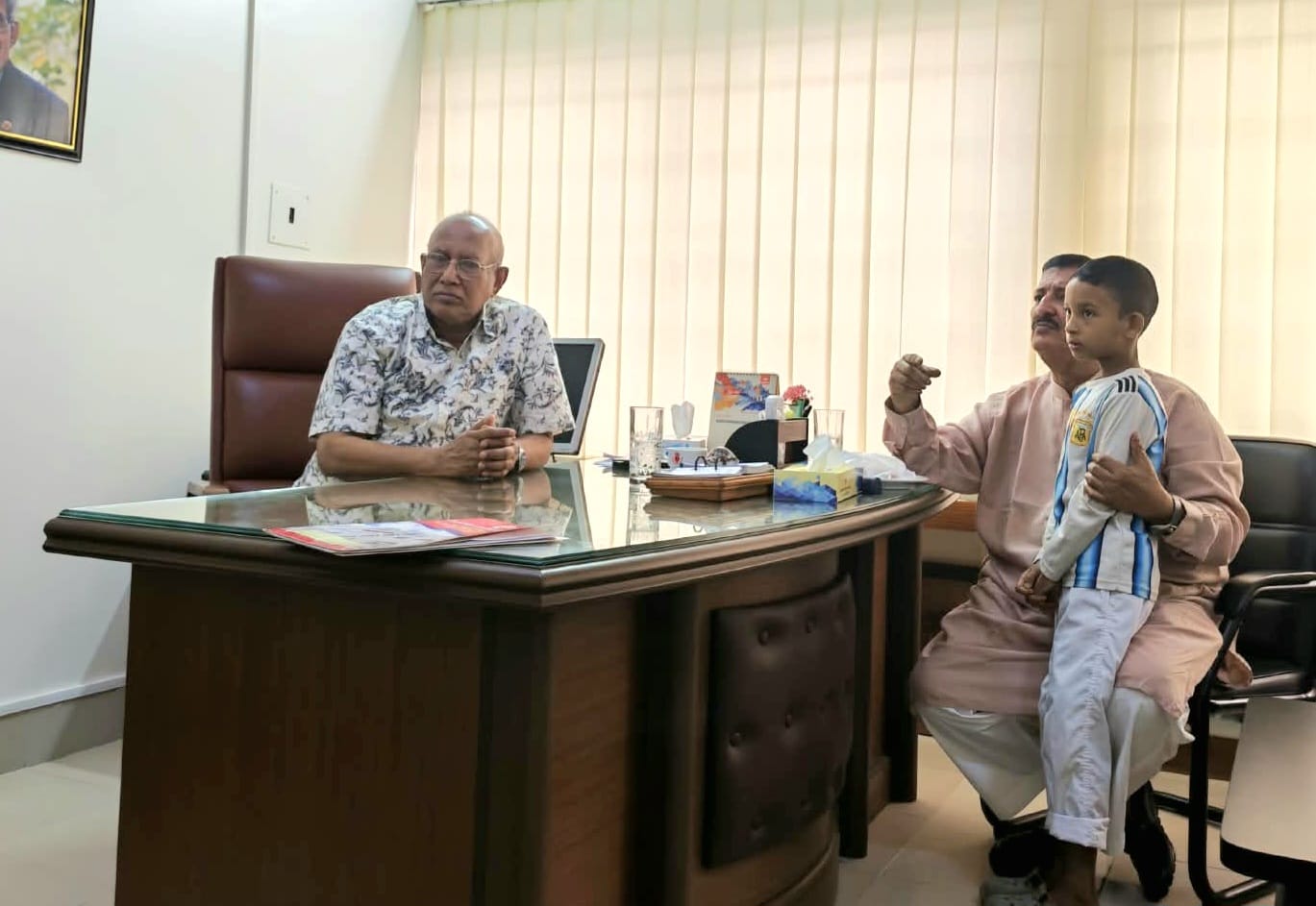অসহায় শিশুর চিকিৎসার দায়িত্ব নিয়ে ঢাকার হার্ট ফাউন্ডেশনে ভূমিমন্ত্রী