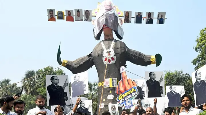মোদির ছবি যুক্ত করে রাবনের কুশপুত্তলিকা পুড়িয়ে প্রতিবাদ