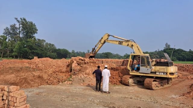 নোয়াখালীর সুবর্ণচরে গুঁড়িয়ে দেওয়া হয়েছে অবৈধ ইটভাটা