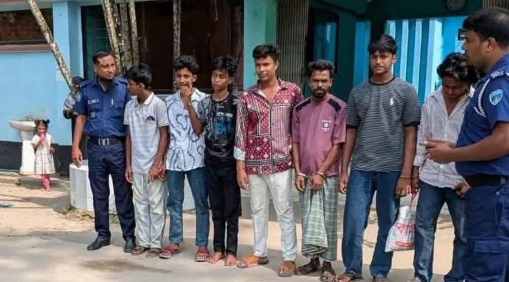 নোয়াখালীতে ঝটিকা মিছিল থেকে ছাত্রলীগের ৮ নেতাকর্মী গ্রেপ্তার,ব্যানার ও লাঠি জব্দ