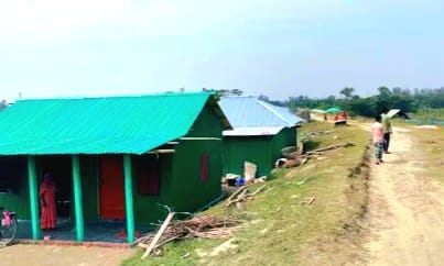 বেড়িবাঁধ দখল করে চলছে বসতঘর নির্মাণ, টাকার বিনিময় দখল করে দিচ্ছে তাঁতী দল নেতা