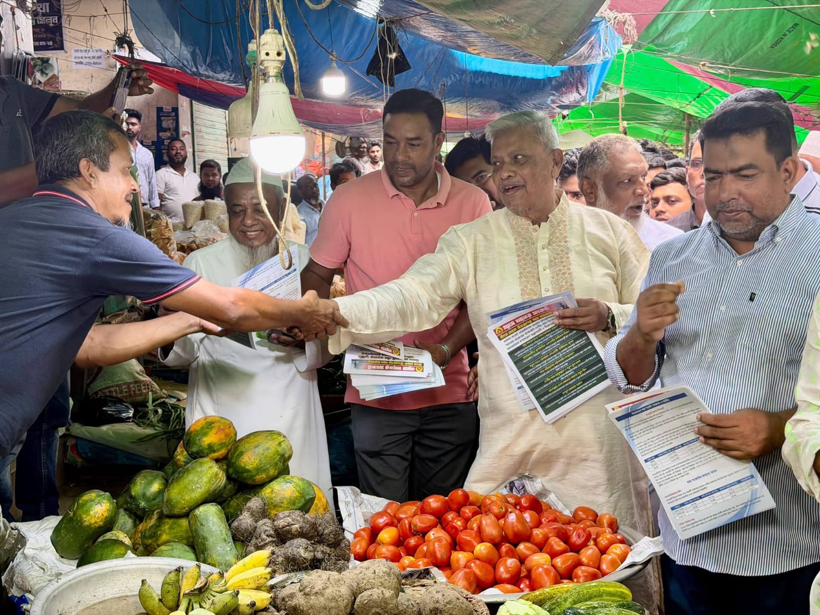 নোয়াখালীতে জ্বালানি ও নিত্যপণ্যের দাম নিয়ে প্রচারপত্র বিতরণ করলেন এমপি শাহজাহান