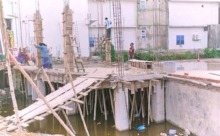 নোয়াখালীতে সরকারি খাল দখল করে বহুতল ভবন নির্মাণ, জলাবদ্ধতার শঙ্কায় স্থানীয়রা