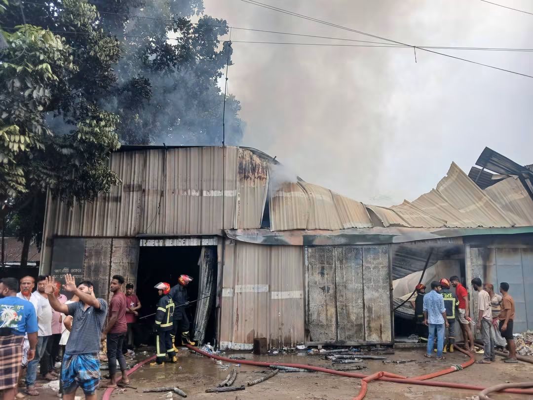 পূবাইলে ভাঙারি গোডাউন ও ববিন কারখানায় আগুন, ১০ কিলোমিটার যানজট