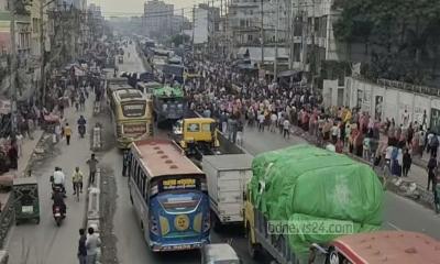 মজুরি বৃদ্ধির দাবিতে গাজীপুরে মহাসড়ক অবরোধ শ্রমিকদের