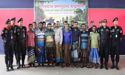 সুন্দরবনে দস্যুবিরোধী তৎপরতার মধ্যে আলিফ বাহিনীর ১৫ সদস্যের আত্মসমর্পণ