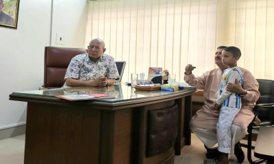 অসহায় শিশুর চিকিৎসার দায়িত্ব নিয়ে ঢাকার হার্ট ফাউন্ডেশনে ভূমিমন্ত্রী
