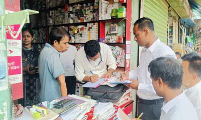 নোয়াখালীর চৌমুহনীতে মেয়াদোত্তীর্ণ ওষুধ বিক্রি করায় চার ফার্মেসিকে জরিমানা