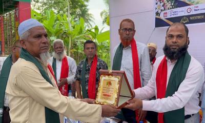 ৩৪ বছরের শিক্ষকতা শেষে প্রধান শিক্ষকের রাজকীয় বিদায়