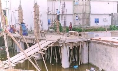 নোয়াখালীতে সরকারি খাল দখল করে বহুতল ভবন নির্মাণ, জলাবদ্ধতার শঙ্কায় স্থানীয়রা