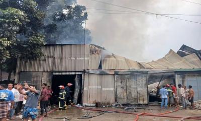 পূবাইলে ভাঙারি গোডাউন ও ববিন কারখানায় আগুন, ১০ কিলোমিটার যানজট