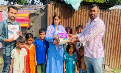 নতুন সহায়ক বই পেয়ে হাসি ফুটল শিক্ষার্থী বেলা রানীর মুখে