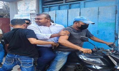 খুলনায় সাব-রেজিস্ট্রারকে তুলে নেওয়ার অভিযোগ, আধা ঘণ্টা পর ফিরলেন অফিসে