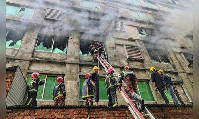 গাজীপুরে পোশাক কারখানার গুদামে আগুন