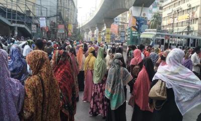 বেতন-ভাতার দাবিতে মিরপুর-১০ গোলচত্বরে শ্রমিকদের অবরোধ