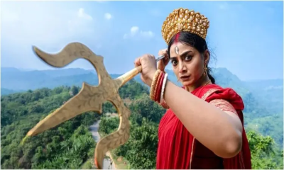 লাল শাড়িতে হাতে ত্রিশূল নিয়ে পাহাড়ে দুর্গার রূপে অর্ষা
