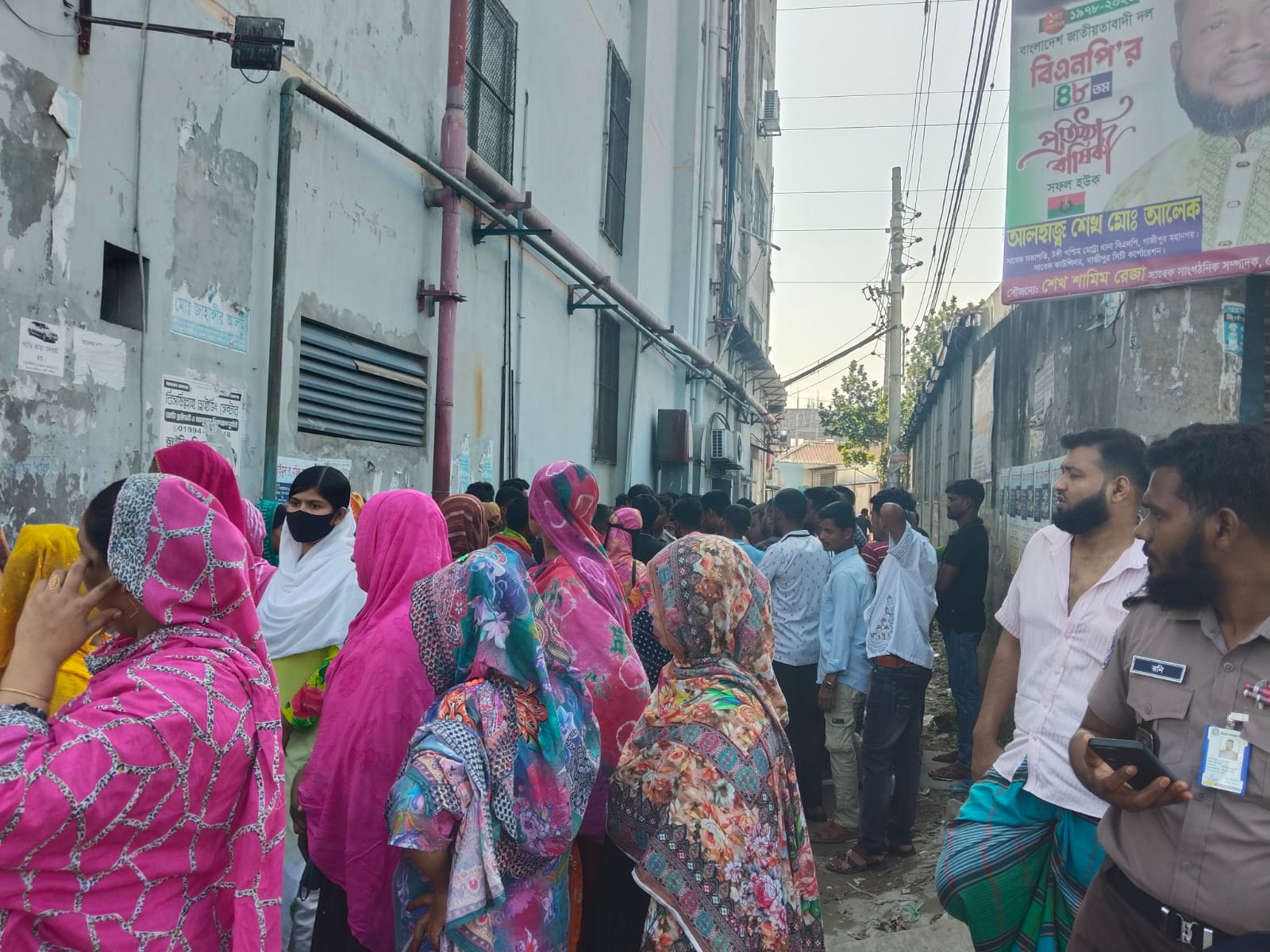 টঙ্গীতে বকেয়া বেতন ও কারখানা খুলে দেওয়ার দাবিতে পোশাক শ্রমিকদের বিক্ষোভ