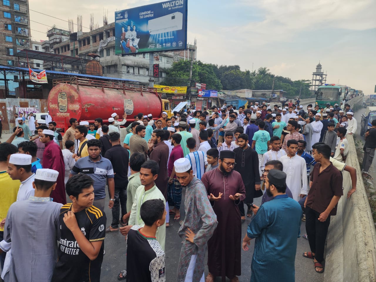 টঙ্গীতে মহাসড়ক অবরোধ করে শিক্ষার্থীদের বিক্ষোভ