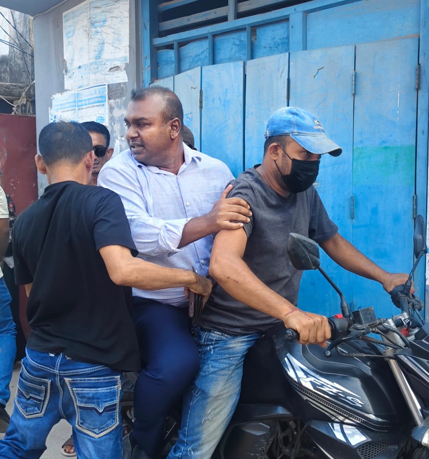 খুলনায় সাব-রেজিস্ট্রারকে তুলে নেওয়ার অভিযোগ, আধা ঘণ্টা পর ফিরলেন অফিসে