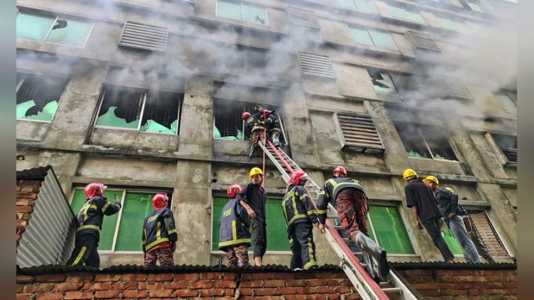 গাজীপুরে পোশাক কারখানার গুদামে আগুন