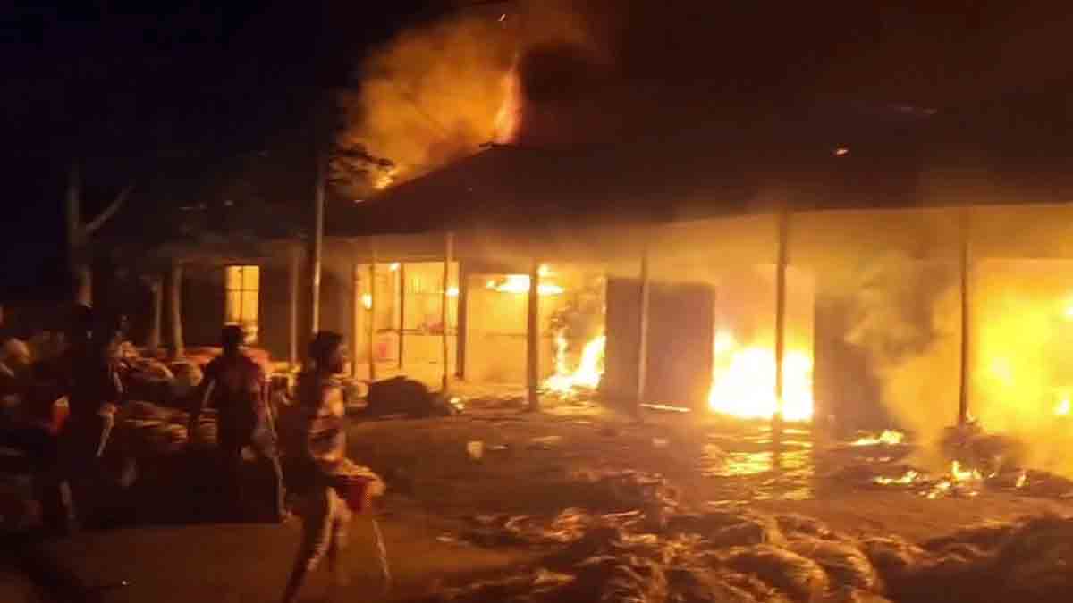 পাট পেঁয়াজ রসুন চালসহ বিভিন্ন পণ্যের ৯ গুদাম পুড়ে ছাই