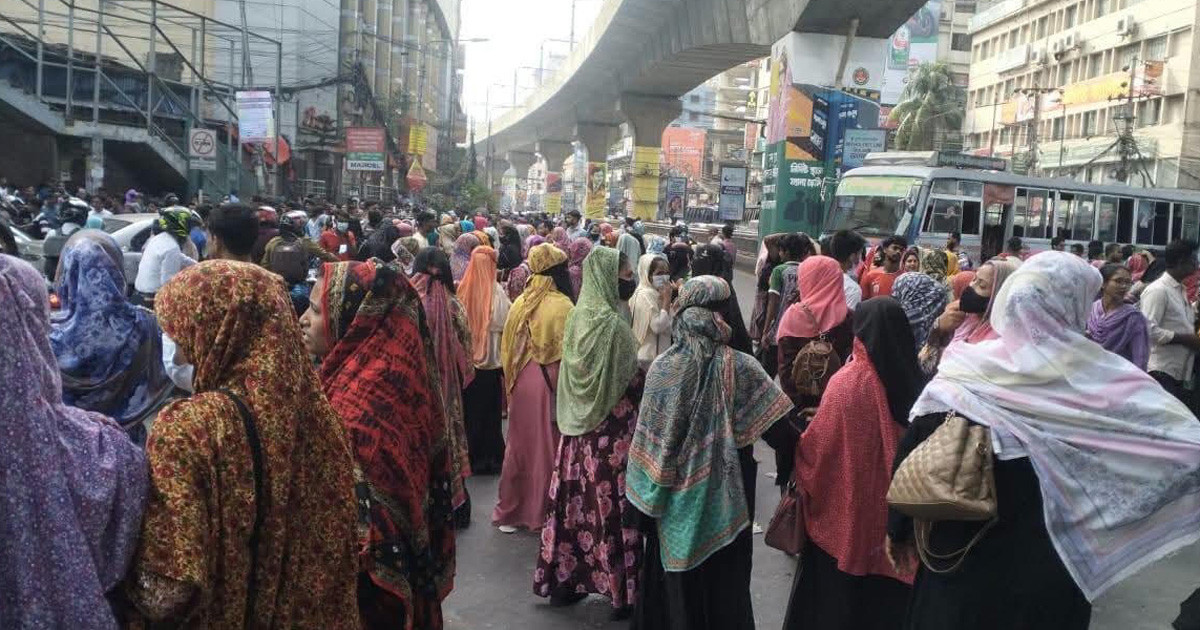 বেতন-ভাতার দাবিতে মিরপুর-১০ গোলচত্বরে শ্রমিকদের অবরোধ
