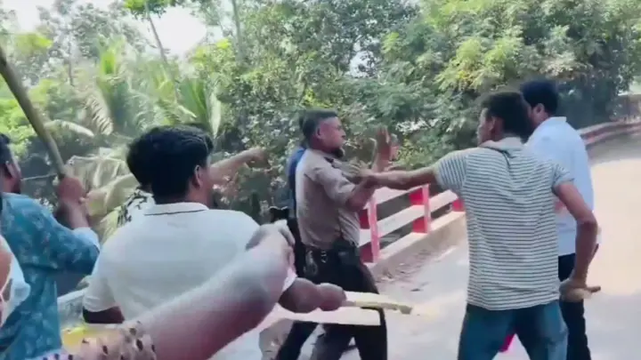 গোপালগঞ্জে পুলিশের গাড়িতে হামলা-ভাঙচুর, ২ পুলিশ সদস্য আহত