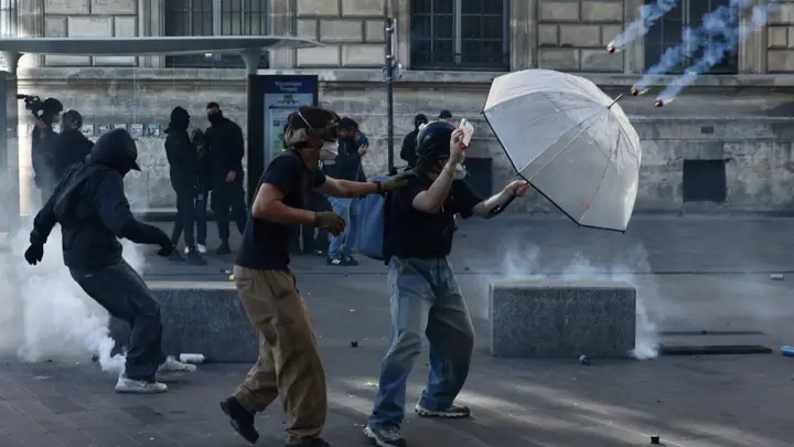 ফ্রান্সের ১৪০ শহরে ছড়িয়ে পড়া বিক্ষোভ রূপ নিল দাঙ্গায়, গ্রেপ্তার দুই হাজার