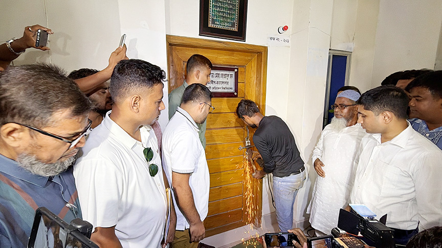 রামেবিতে ম্যাজিস্ট্রেটের উপস্থিতিতে কাটা হলো উপাচার্যের কক্ষের তালা