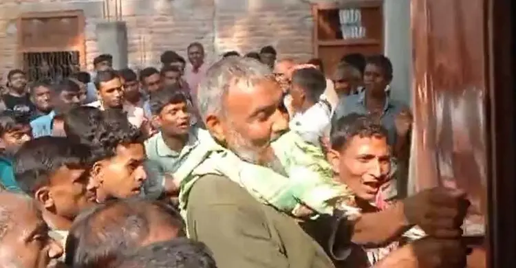 সার না পেয়ে ডিলারের গোডাউন থেকে ছিনিয়ে নেওয়ার চেষ্টা কৃষকদের