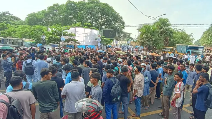 সচিবালয় স্থানান্তরের  প্রতিবাদে শেকৃবি শিক্ষার্থীদের সড়ক অবরোধ