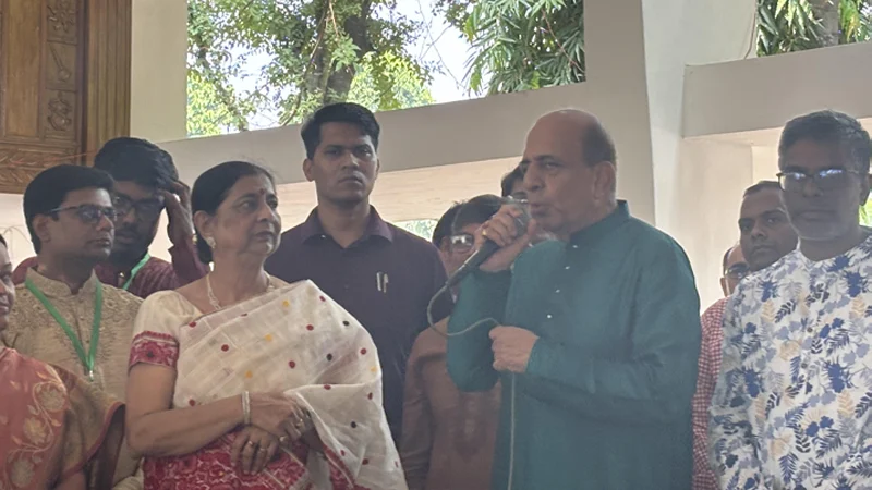জগন্নাথ হলের পূজামণ্ডপ পরিদর্শন করলেন ভারতীয় হাইকমিশনার ত্রিবেদী