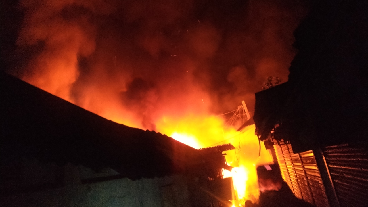 চাঁদপুরে আগুনে পুড়ল ১৫ দোকান, কোটি টাকার ক্ষয়ক্ষতি