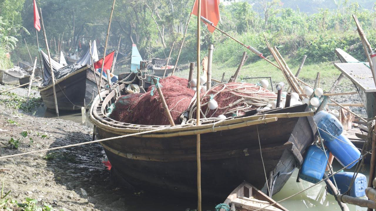 মধ্যরাত থেকে পদ্মা-মেঘনায় মাছ ধরা নিষিদ্ধ