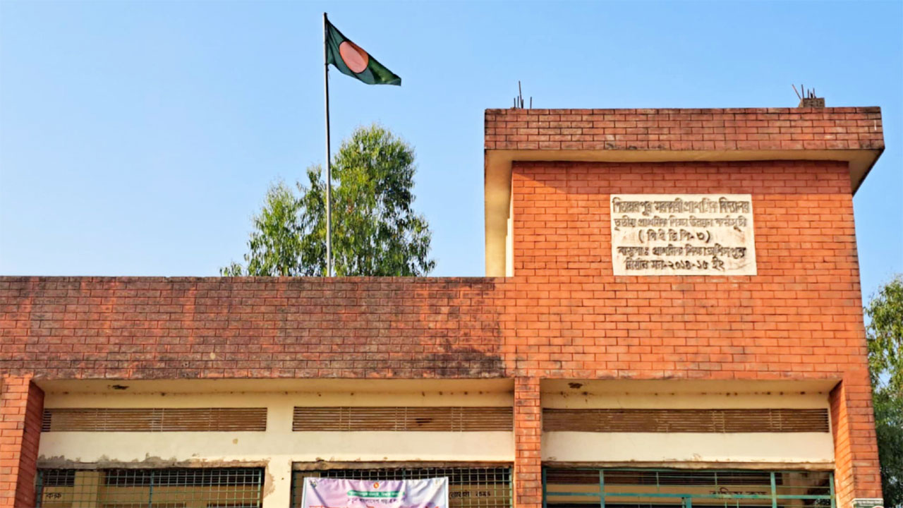 বিদ্যালয় বন্ধ রেখে মেলায় শিক্ষকরা, উড়ছে জাতীয় পতাকা