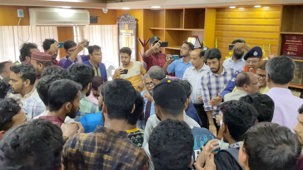  ইবি থানা স্থানান্তর না করার দাবিতে মহাসড়ক অবরোধ