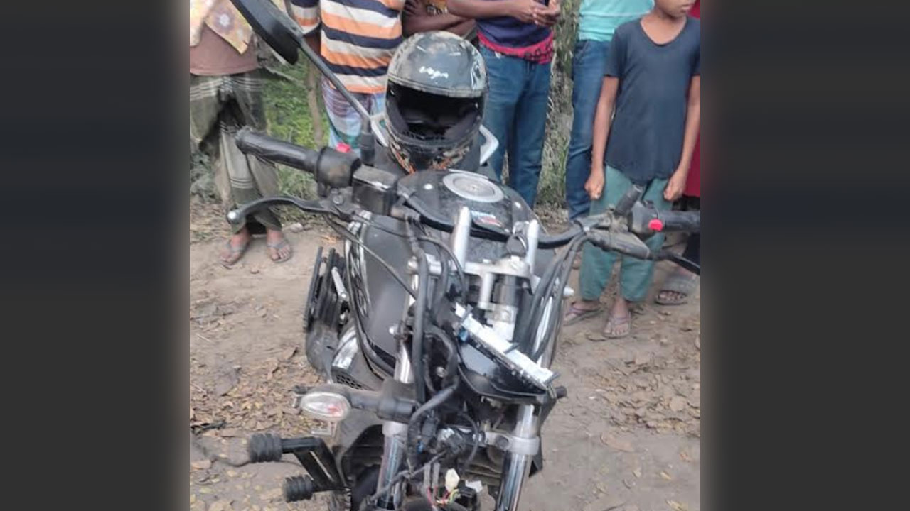 লরিতে মোটরসাইকেলের ধাক্কায় শ্যালক নিহত, ভগ্নিপতি আহত