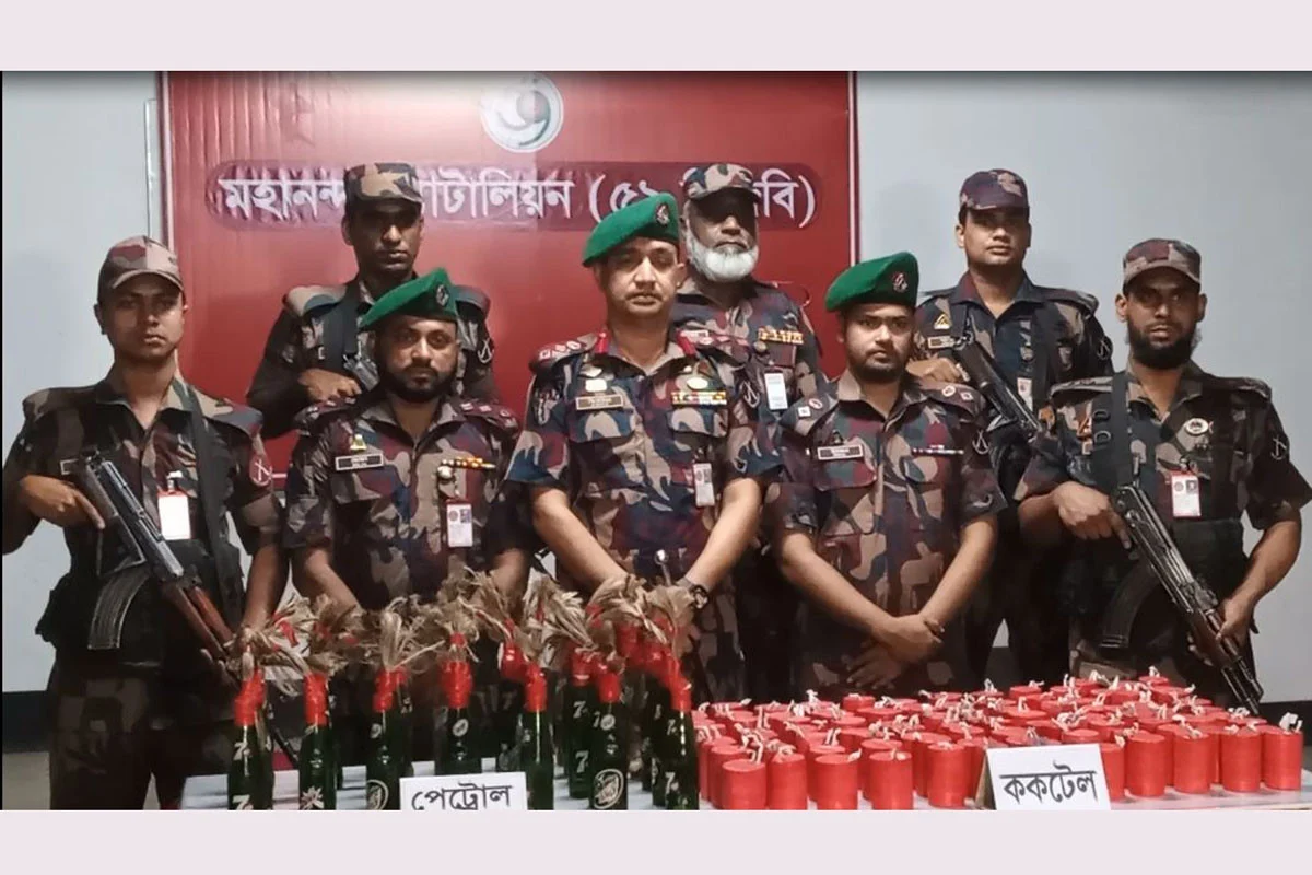 চাঁপাইনবাবগঞ্জ সীমান্তে ৯৯ ককটেল ও ৪০ পেট্রল বোমা উদ্ধার