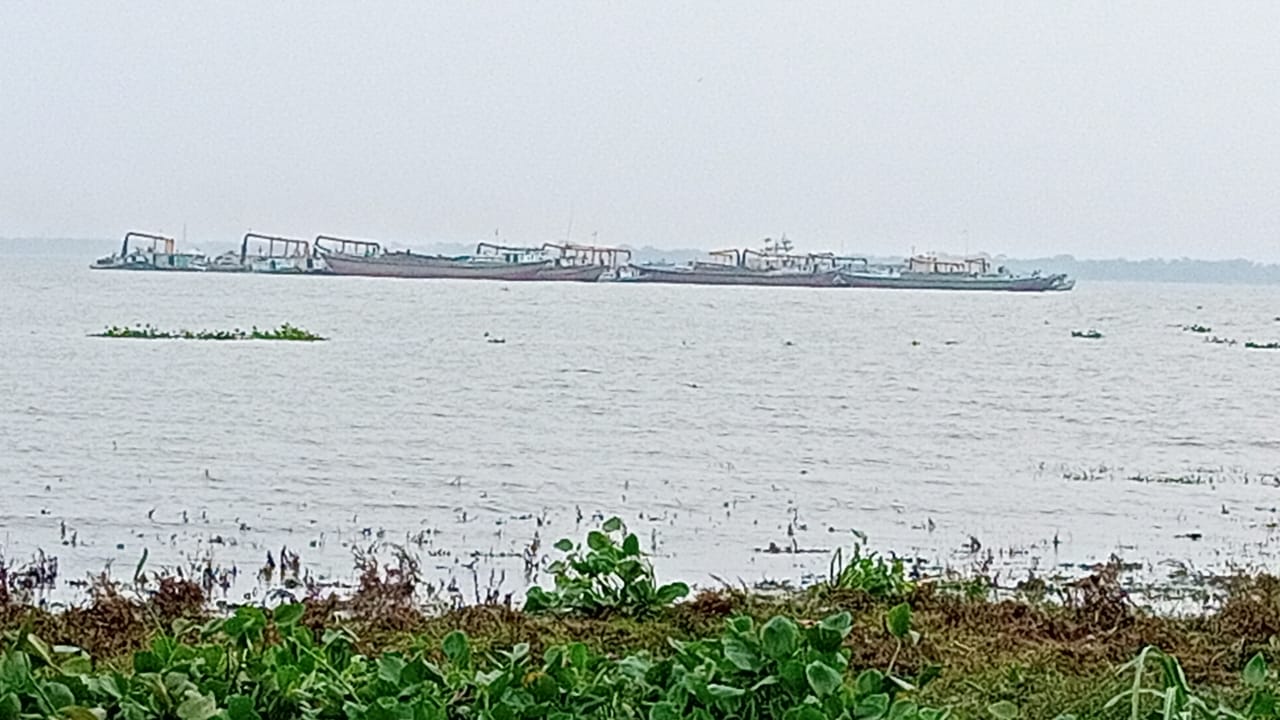 মুন্সীগঞ্জে অবৈধভাবে বালু উত্তোলনের অভিযোগ, হুমকিতে ঘরবাড়ি ও ফসলি জমি