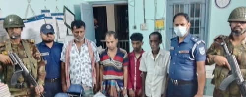 যৌথ বাহিনীর অভিযানে ইয়াবা,গাজা, দেশীয় অস্ত্র, নগদ টাকাসহ আটক ৪