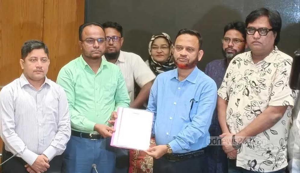ময়মনসিংহে ক্লিনিকে চাঁদাবাজি বন্ধে ডিসিকে মালিকদের স্মারকলিপি
