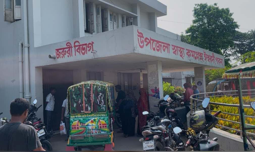 ঈশ্বরদীতে কাভার্ডভ্যান চাপায় প্রাণ গেল মা-মেয়েসহ ৩ জনের